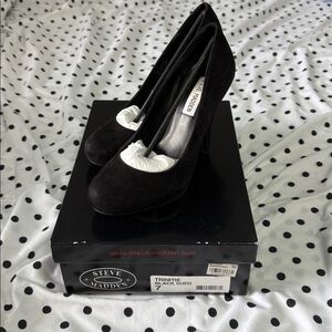 Steve Madden Black Trinitie Suede Pumps